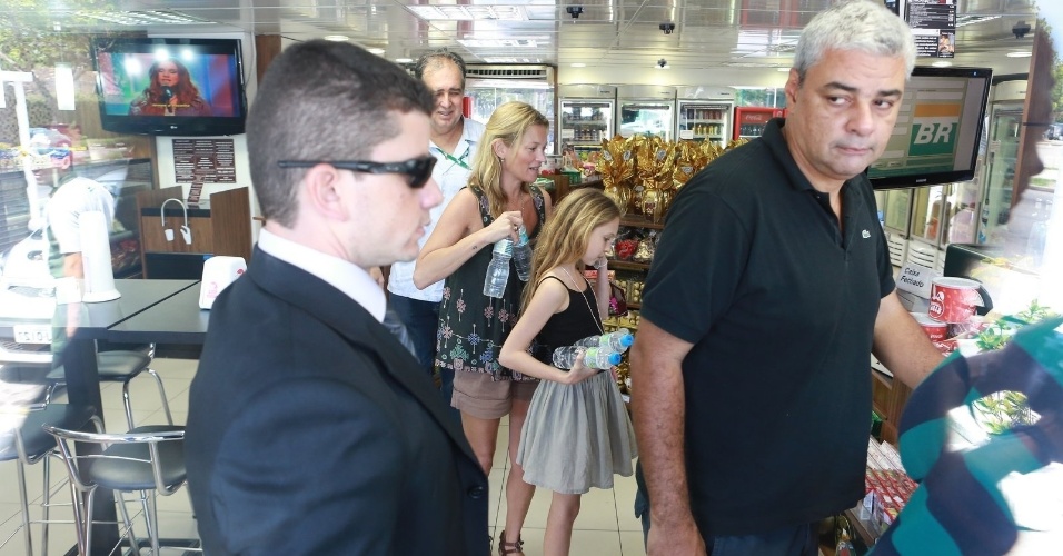 3.abr.2014 - Acompanhada da filha, Lila Grace, Kate Moss compra garrafas d'água em loja de conveniência de posto de gasolina no Rio de Janeiro