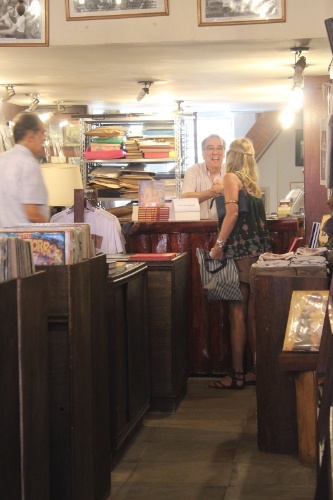 3.abr.2014 - Kate Moss compras discos em loja especializada em álbuns da Bossa Nova, no Rio de Janeiro. Simpática, a modelo cumprimentou e recebeu dicas dos donos do estabelecimento