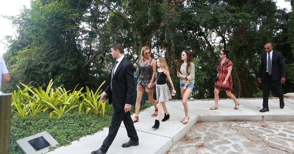 3.abr.2014 - Kate Moss passeia na Vista Chinesa, no Rio de Janeiro, acompanhada da filha, Lila Grace
