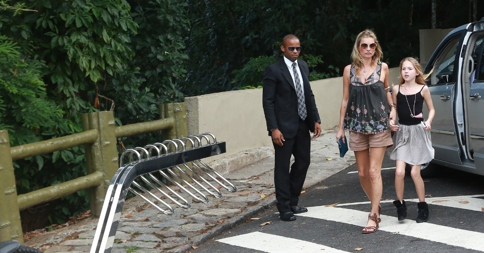 3.abr.2014 - Kate Moss passeia na Vista Chinesa, no Rio de Janeiro, acompanhada da filha, Lila Grace