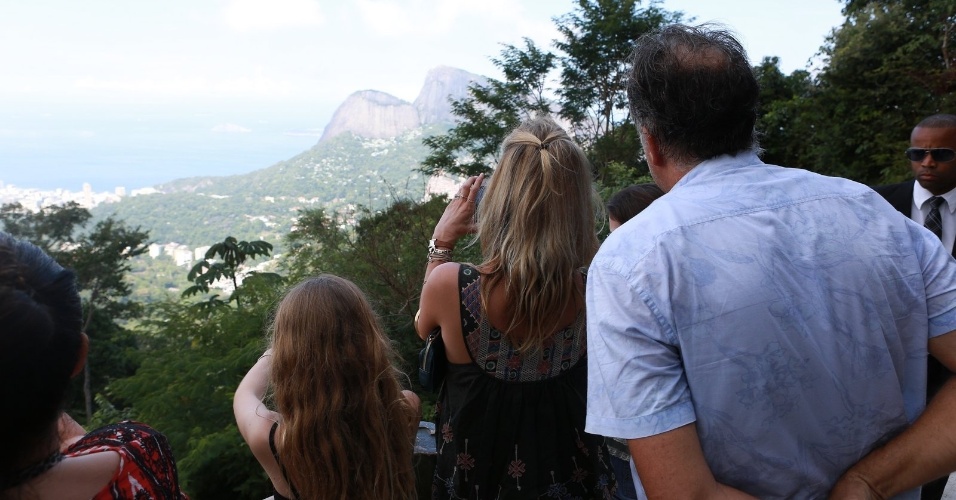 3.abr.2014 - Kate Moss tira fotos da paisagem na Vista Chinesa, no Rio de Janeiro