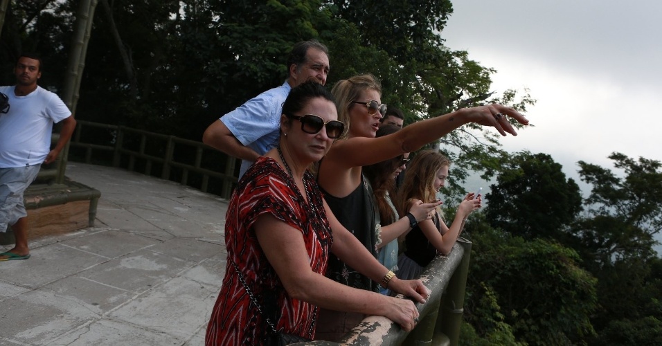 3.abr.2014 - Kate Moss visitou a Vista Chinesa, ponto turístico localizado na zona norte do Rio