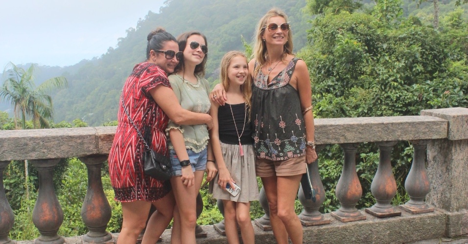3.abr.2014 - Kate Moss visitou a Vista Chinesa, ponto turístico localizado na zona norte do Rio