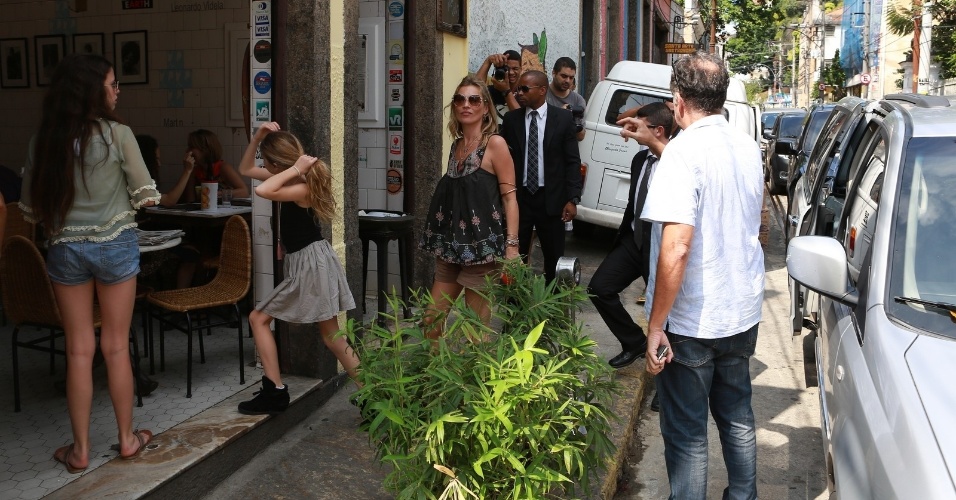 3.abr.2014 - Kate Moss visitou o Bar do Mineiro, restaurante tradicional carioca localizado em Santa Teresa, Centro da cidade
