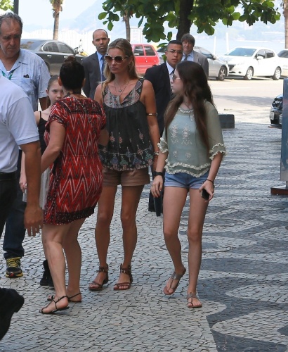 3.abr.2014 - Sorridente, Kate Moss passeia com a filha Lila no bairro de Ipanema, zona sul do Rio