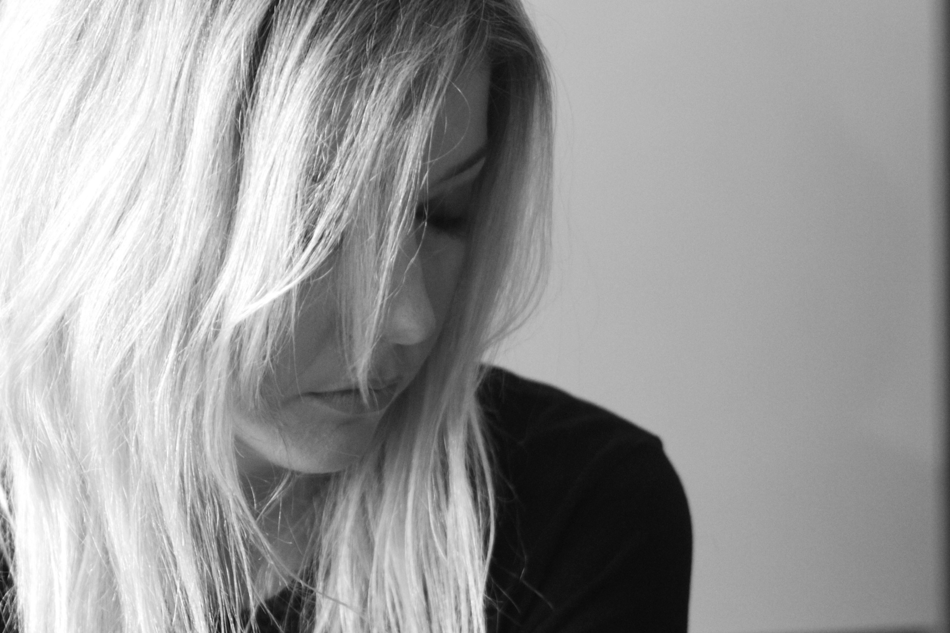 A cantora Luiza Possi grava "Polly", do Nirvana, no estúdio do UOL em homenagem a Kurt Cobain - Yuri Catelli/UOL