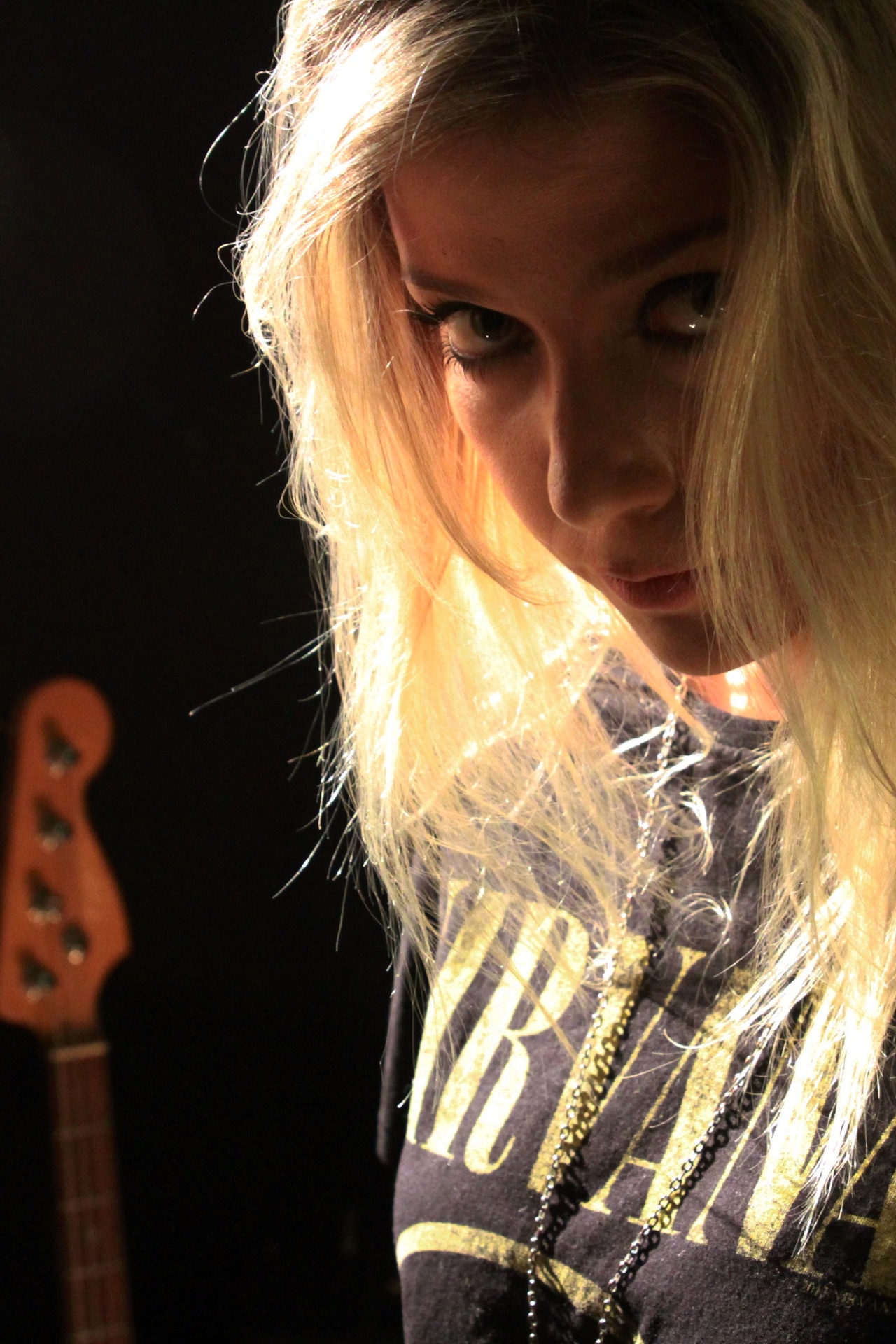 A cantora Luiza Possi grava "Polly", do Nirvana, no estúdio do UOL em homenagem a Kurt Cobain - Yuri Catelli/UOL