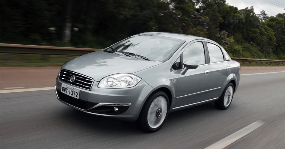 Fiat Linea Essence Dualogic 2015 - Murilo Góes/UOL