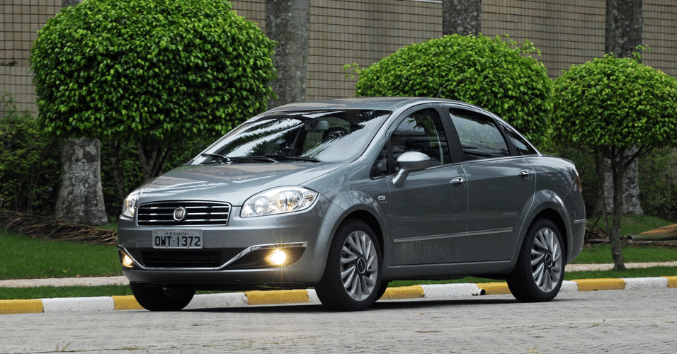 Fiat Linea Essence Dualogic 2015 - Murilo Góes/UOL