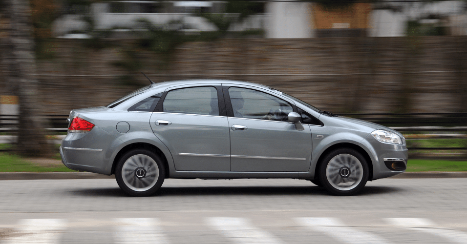 Fiat Linea Essence Dualogic 2015 - Murilo Góes/UOL