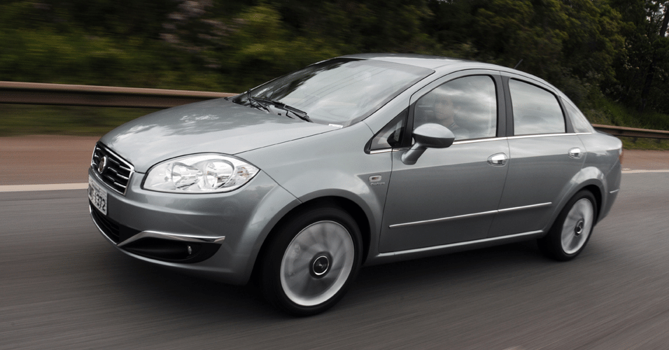 Fiat Linea Essence Dualogic 2015 - Murilo Góes/UOL