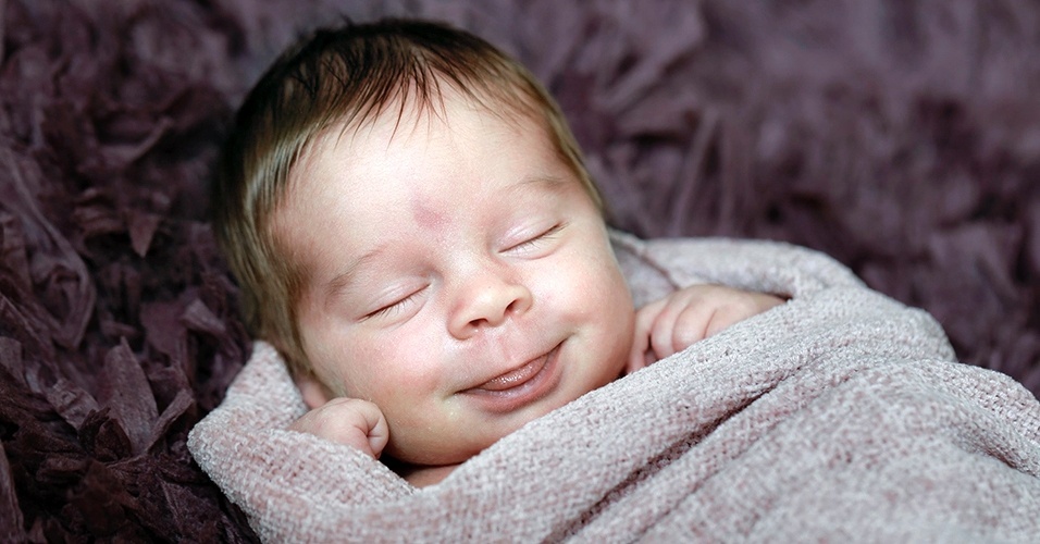 Quando o bebê começa a adormecer, as pálpebras começam a tremer, ele pode contrair músculos e até sorrir. Fique por perto e consiga fotos encantadoras como essa - Wanezza Soares/Feito Criança/Divulgação