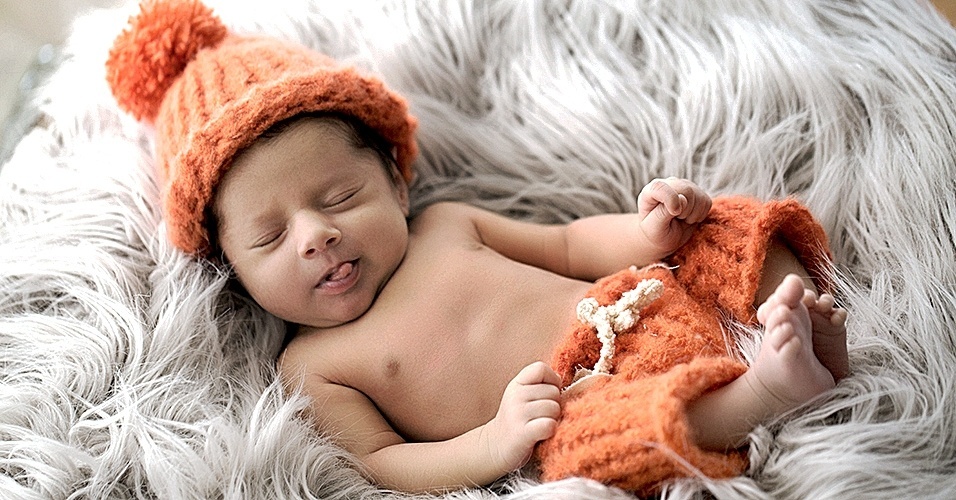 Se o recém-nascido sorrir ou mexer as mãozinhas, significa que ele está em uma fase de sono leve. Prefira fotografá-lo sem flash para não correr o risco de acordá-lo - Wanezza Soares/Feito Criança/Divulgação