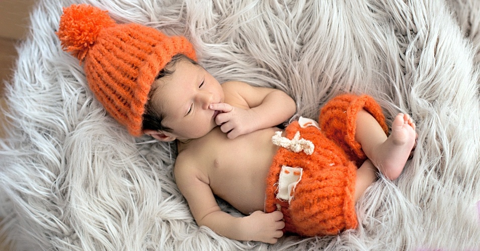 Algumas câmeras automáticas têm um modo macro, sinalizado por uma pequena flor, que permite realizar fotos de detalhes com bastante nitidez. Com esse recurso, você poderá registrar detalhes, como uma mão próxima da boca - Wanezza Soares/Feito Criança/Divulgação