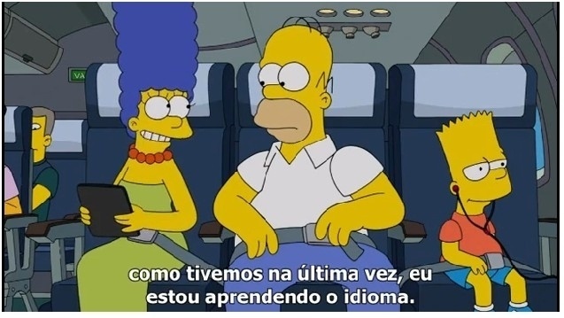 No avião, Marge usa um tablet para aprender a falar português para "evitar mal-entendidos no Brasil"