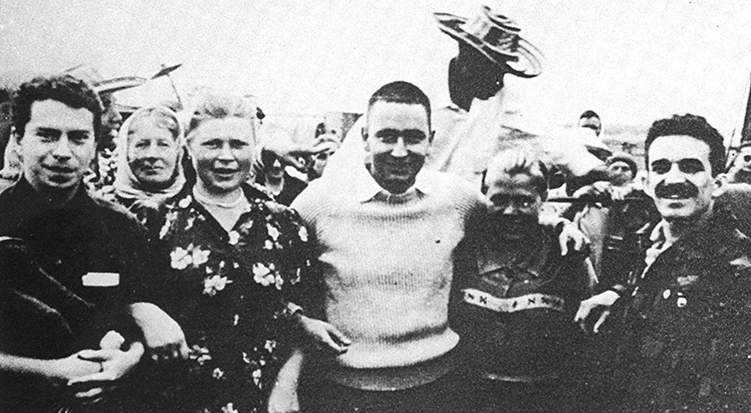 O escritor colombiano Gabriel García Márquez (à dir.), na União Soviética, em 1957 - Reprodução