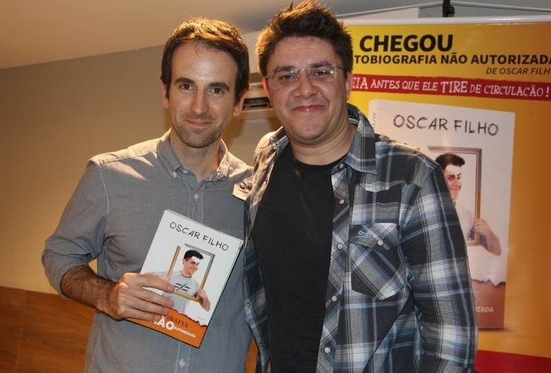 3.abr.2013 - Daniel Warren e Oscar Filho no lançamento do livro "Autobiografia não autorizada - Oscar Filho" na livraria Saraiva do Shopping Eldorado, em São Paulo