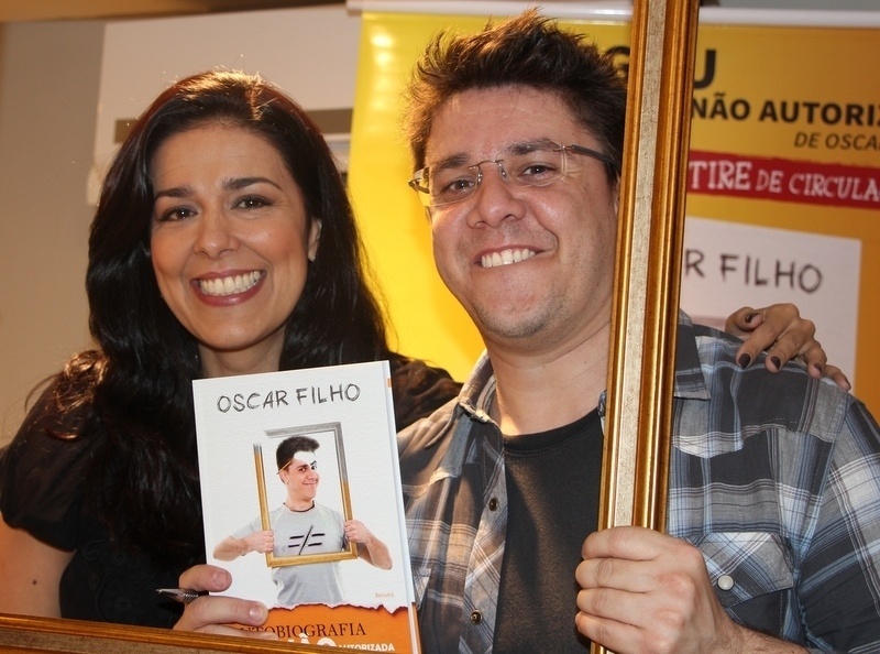 3.abr.2013 - Marcela Leal e Oscar Filho no lançamento do livro "Autobiografia não autorizada - Oscar Filho" na livraria Saraiva do Shopping Eldorado, em São Paulo