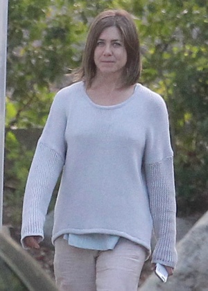 3.abr.2014 - Jennifer Aniston aparece morena nas filmagens de "Cake", também protagonizado por Sam Worthington, em Los Angeles - WB/The Grosby Group