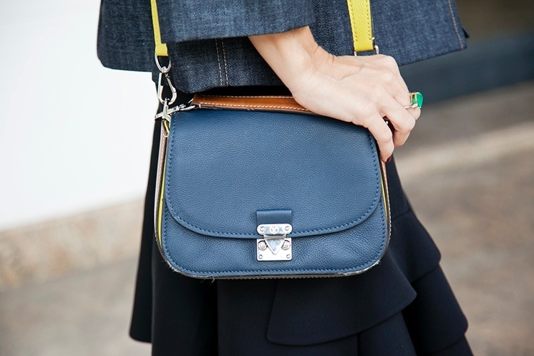 4.abr.2014 - A empresária Juliana Santos mostra sua bolsa Louis Vuitton