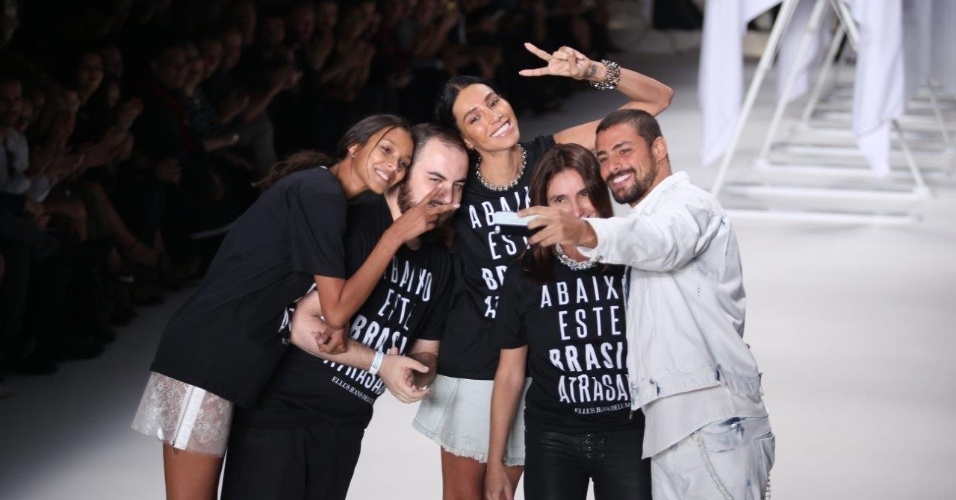 4.abr.2014 - Cauã Reymond desfilou pela grife Ellus no São Paulo Fashion Week. Ao final do desfile, ele posou com as modelos Lea T e Laís Ribeiro, e com os estilistas da marca