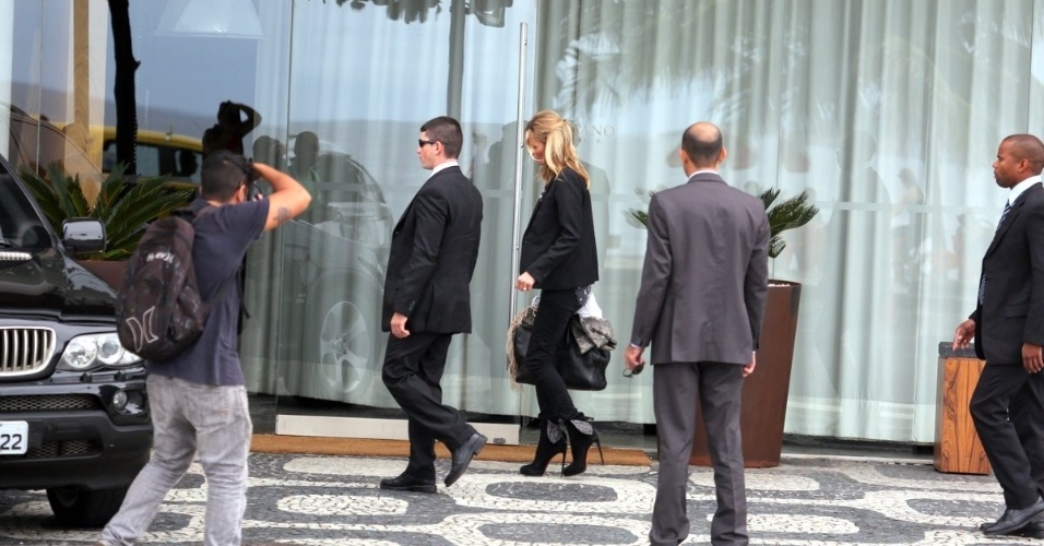 4.abr.2014 - Escoltada por segurança, Kate Moss deixa o hotel Fasano, no Rio, e se dirige ao aeroporto Santos Dumont
