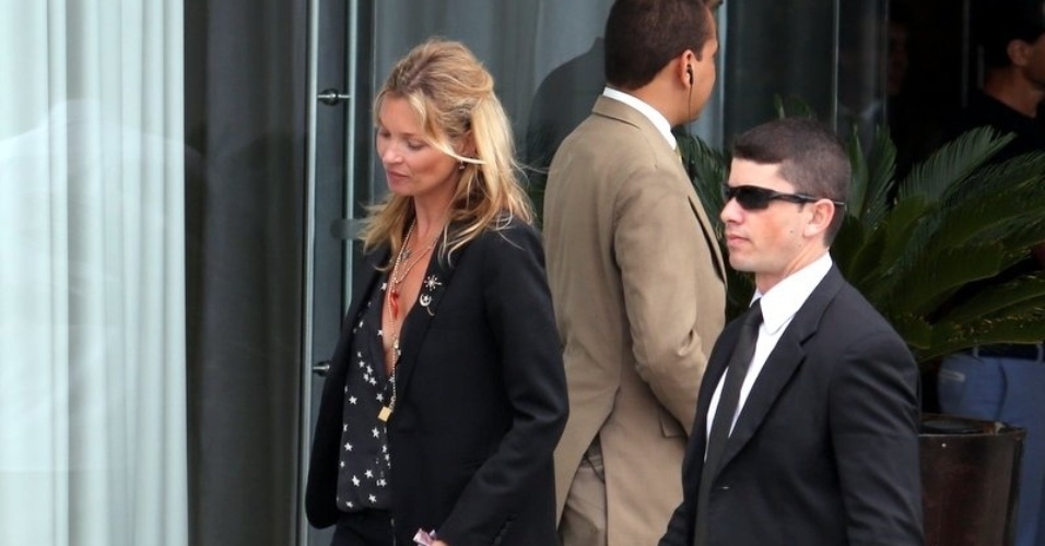 4.abr.2014 - Escoltada por segurança, Kate Moss deixa o hotel Fasano, no Rio, e se dirige ao aeroporto Santos Dumont