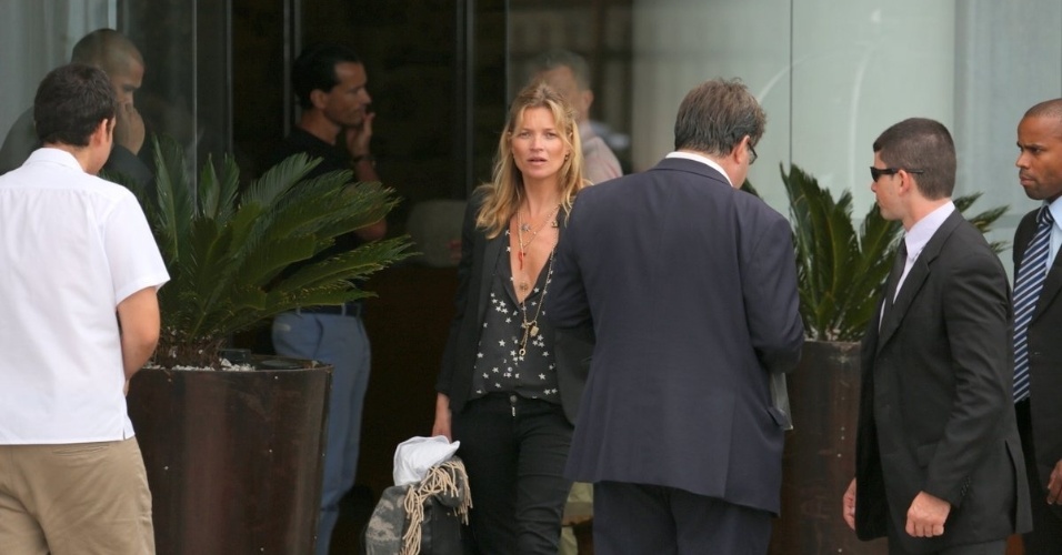 4.abr.2014 - Escoltada por segurança, Kate Moss deixa o hotel Fasano, no Rio, e se dirige ao aeroporto Santos Dumont
