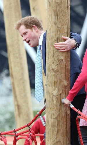 4.abr.2014 - Príncipe Harry brinca com crianças durante visita oficial ao Queen Elizabeth Olympic Park, em Londres