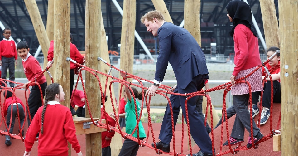 4.abr.2014 - Príncipe Harry brinca com crianças durante visita oficial ao Queen Elizabeth Olympic Park, em Londres