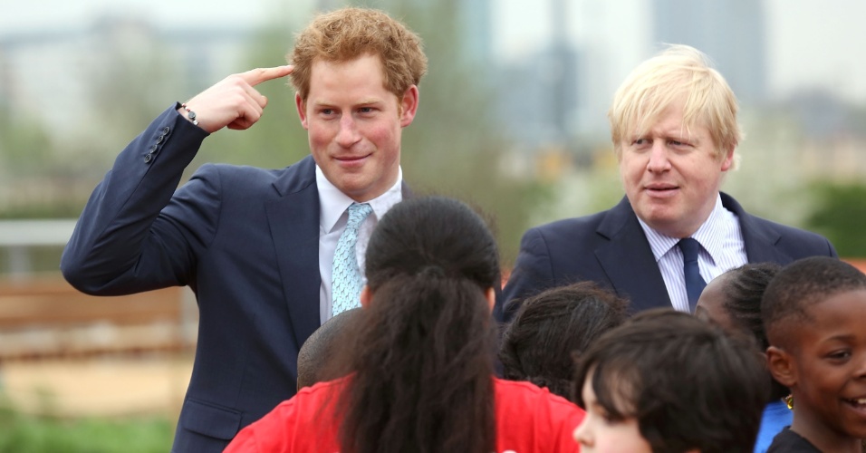 4.abr.2014 - Príncipe Harry conversa com grupo de crianças durante visita oficial ao Queen Elizabeth Olympic Park, em Londres