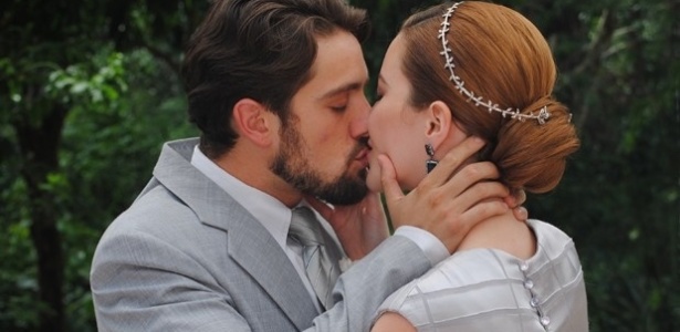 Apaixonados, Sílvia e Viktor trocam juras de amor durante cerimônia de casamento