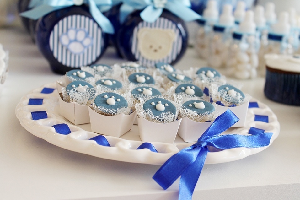 Os minidocinhos servidos no chá de bebê também tinha decoração em pasta americana de acordo com as cores escolhidas para a festa - Scrap Encanto/Divulgação