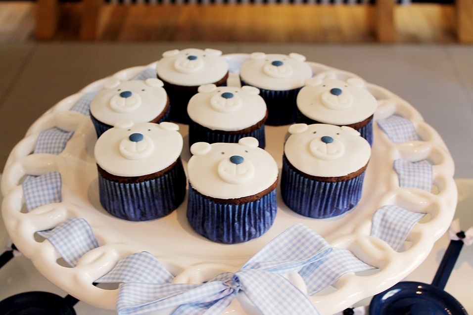 Mais uma opção de cupcake decorado com pasta americana, feito pela Confeitaria dos Sonhos, para esse chá de bebê com tema ursinhos - Scrap Encanto/Divulgação