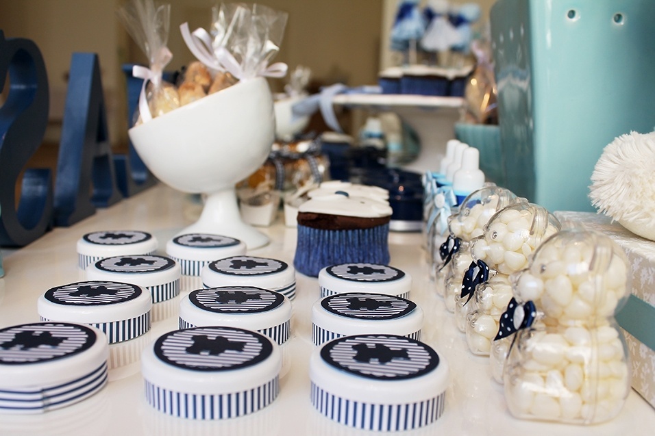 Minilatinhas e ursinhos de acrílico foram personalizados com as cores escolhidas para esse chá de bebê - Scrap Encanto/Divulgação