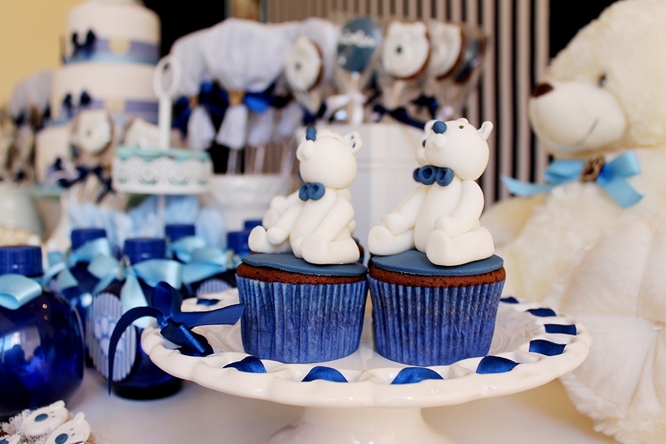 Cupcakes decorados com pasta americana, feitos pela Confeitaria dos Sonhos, incrementaram a decoração desse chá de bebê, criado pelo Scrap Encanto - Scrap Encanto/Divulgação