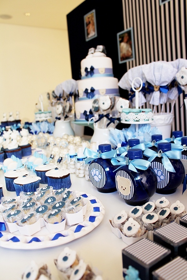 Vários itens servidos aos convidados desse chá de bebê da Scrap Encanto, como as garrafas de água, foram personalizados de acordo com o tema da comemoração - Scrap Encanto/Divulgação