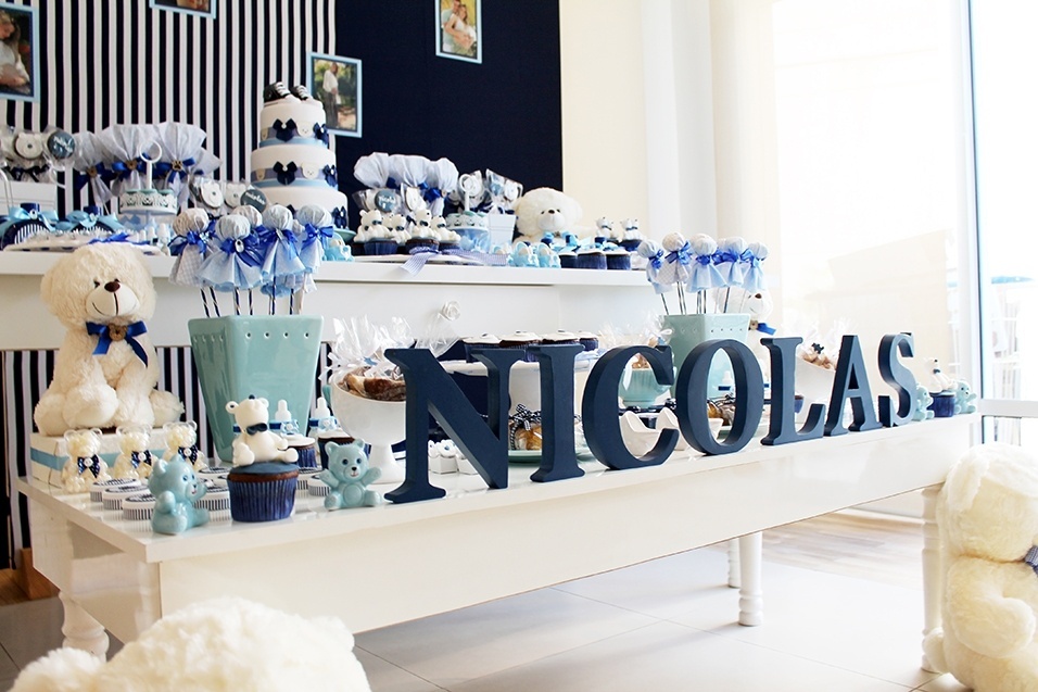 Feito em MDF, o nome da criança teve destaque na mesa principal desse chá de bebê decorado com ursinhos de pelúcia brancos - Scrap Encanto/Divulgação