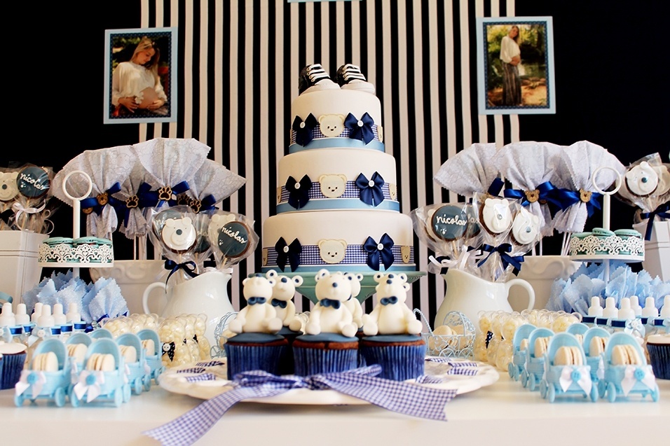 Fotos da futura mamãe foram colocadas no painel de fundo da mesa principal desse chá de bebê da Scrap Encanto - Scrap Encanto/Divulgação