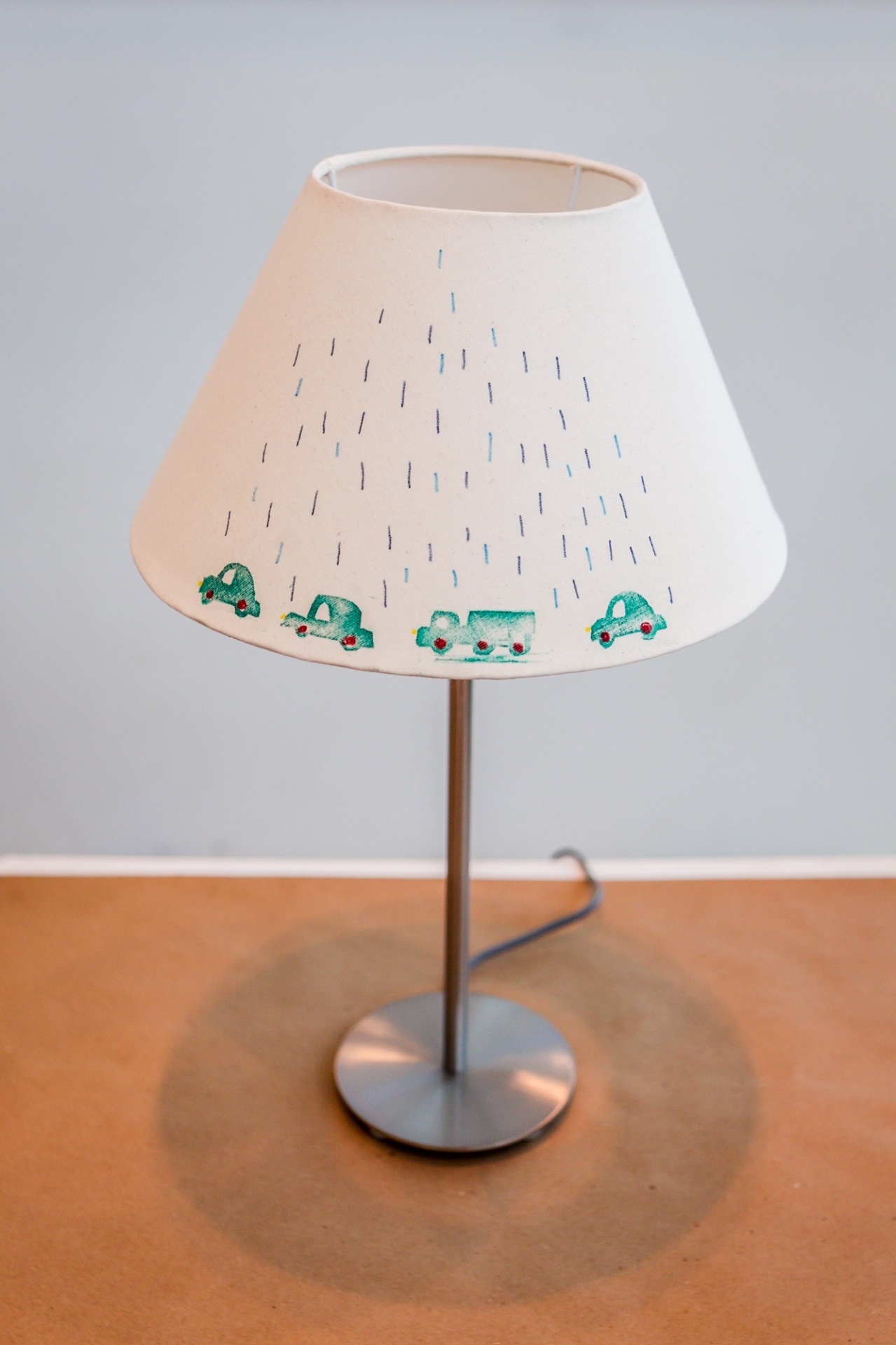 A cúpula de abajur está pronta! O bacana do carimbo é que você pode usá-lo em série, aproveitando-o para reproduzir o motivo em outras partes do quarto, como no barrado da cortina, da colcha e na parede - Leandro Moraes/UOL