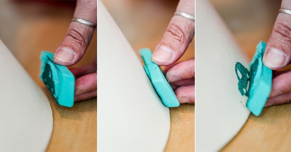 Escolha a área da cúpula de abajur em que você irá carimbar os carrinhos e pressione com cuidado para não borrar - Leandro Moraes/UOL