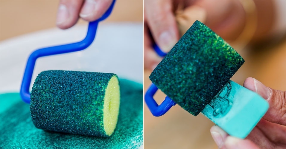 Umedeça o rolinho na tinta e passe-o sobre o desenho feito na borracha, preparando-o para carimbar a cúpula de abajur - Leandro Moraes/UOL