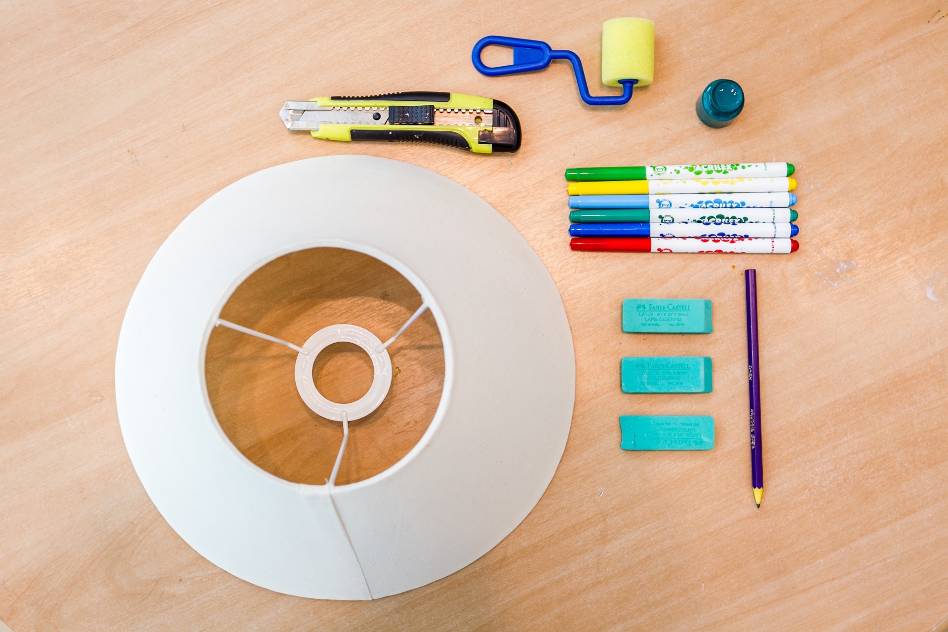 A primeira opção de cúpula foi desenvolvida pela artista plástica Carola Trimano (carolatrimano.blogspot.com.br). Veja os materiais necessários:rolinhos de espuma, tinta acrílica ou guache, estilete, cúpula de tecido, canetas hidrográficas, borrachas e lápis - Leandro Moraes/UOL