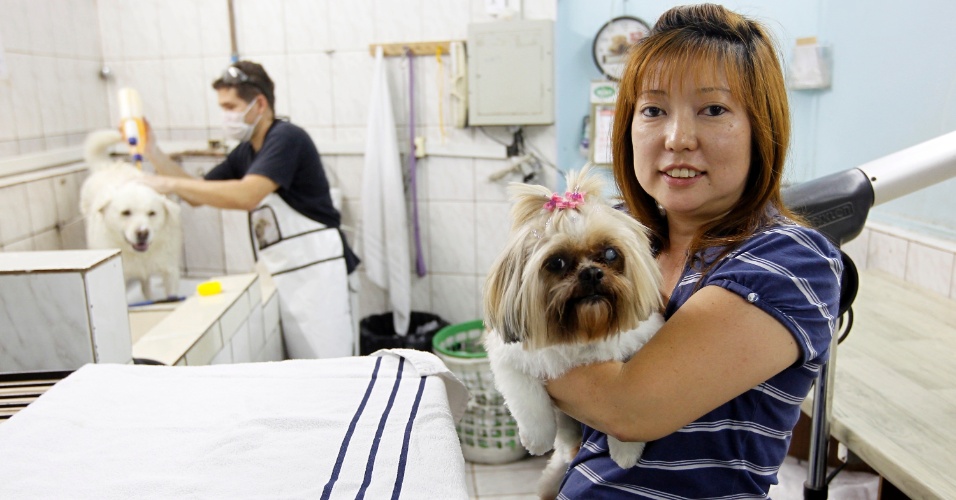 Simone Takara, proprietária do pet shop frequentado por Vanessa e a mãe, Solange. Ela ajuda a campeã do "BBB14" no amparo aos animais resgatados das ruas