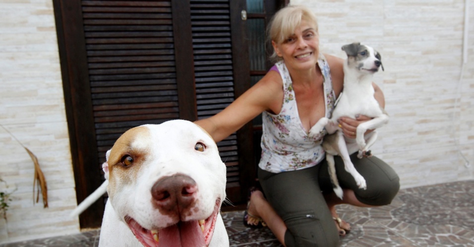 Solange Mesquita, mãe de Vanessa, com os cachorros adotados pela campeã do 