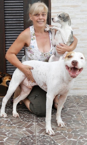 Solange Mesquita, mãe de Vanessa, com os cachorros adotados pela campeã do "BBB14", o pitbull Jack e os vira-latas Sol e Rex