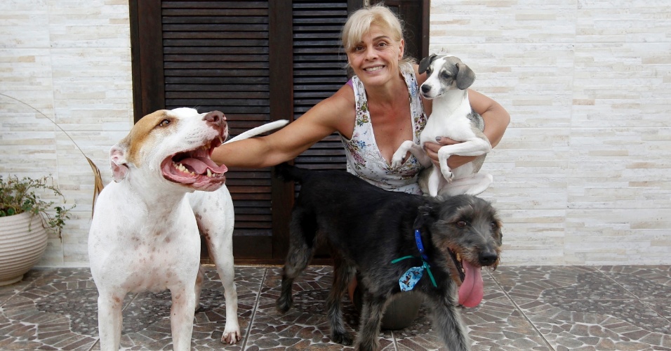 Solange Mesquita, mãe de Vanessa, com os cachorros adotador por Vanessa, o pitbull Jack e os vira-latas Sol e Thor