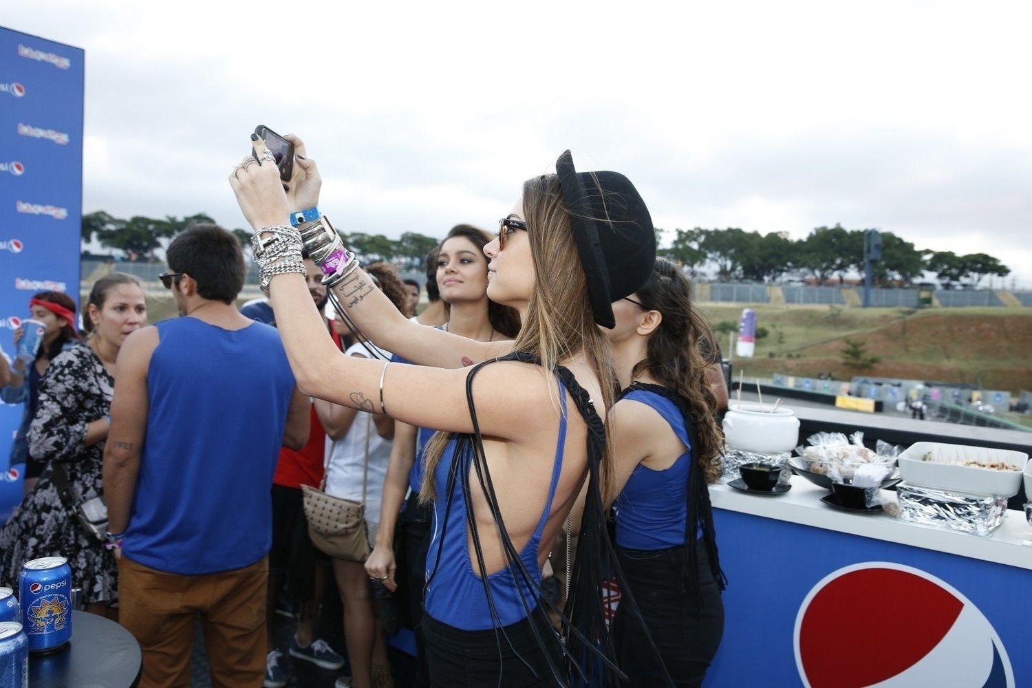 05.abr.2014 - A atriz Thaila Ayala se junta ao público do Lollapalooza 2014 e tira "selfies" em camarote do festival no Autódromo de Interlagos, em São Paulo - Francisco Silva, Felipe Panfili, Caio Duran e Thiago Duran/AgNews