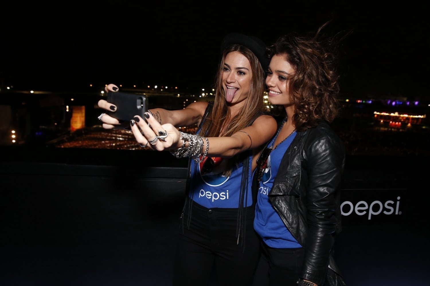05.abr.2014 - A atriz Thaila Ayala tira uma selfie junto com Sophie Charlotte em camarote do festival Lollapalooza 2014 no Autódromo de Interlagos, em São Paulo - Francisco Silva, Felipe Panfili, Caio Duran e Thiago Duran/AgNews