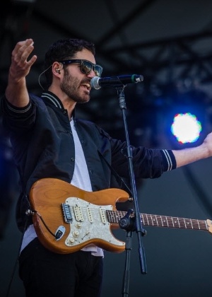 05.abr.2014 - O vocalista Ryan Merchant canta com o Capital Cities se apresenta no Lollapalooza 2014, no Autódromo de Interlagos, em São Paulo - Avener Prado/Folhapress
